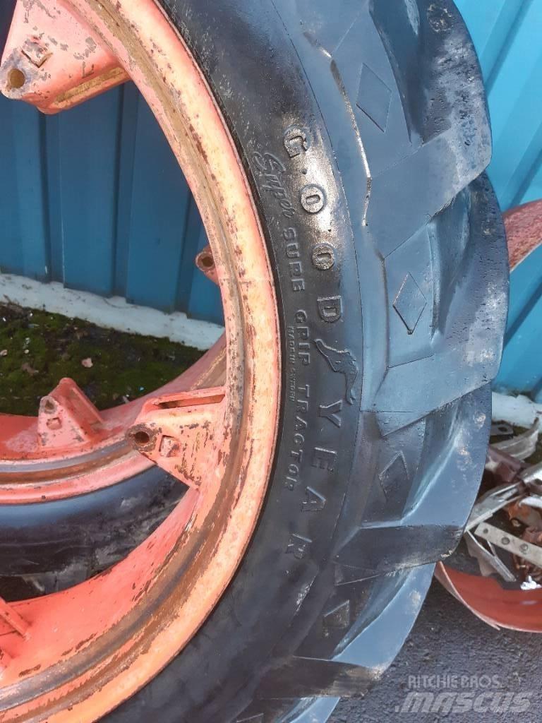 Goodyear 12.4-36 Gume, kolesa in platišča