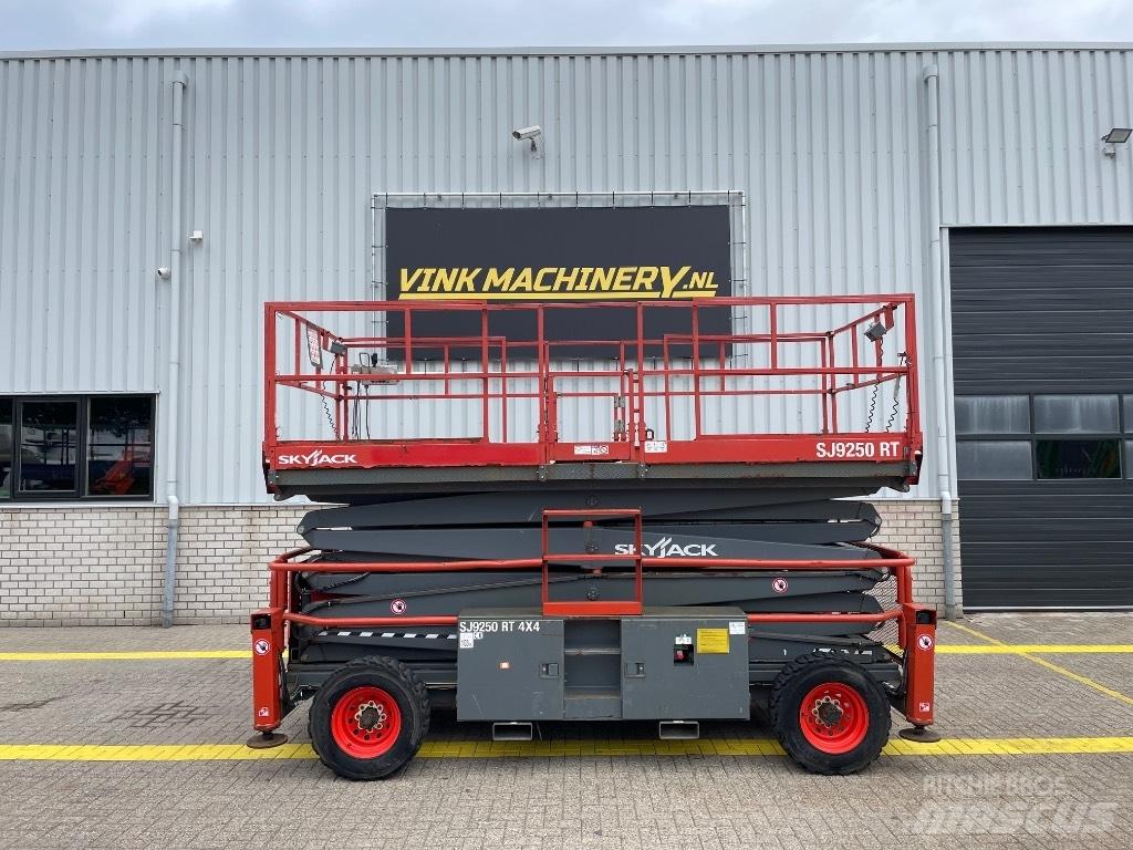 SkyJack SJ 9250 RT Škarjaste dvižne ploščadi