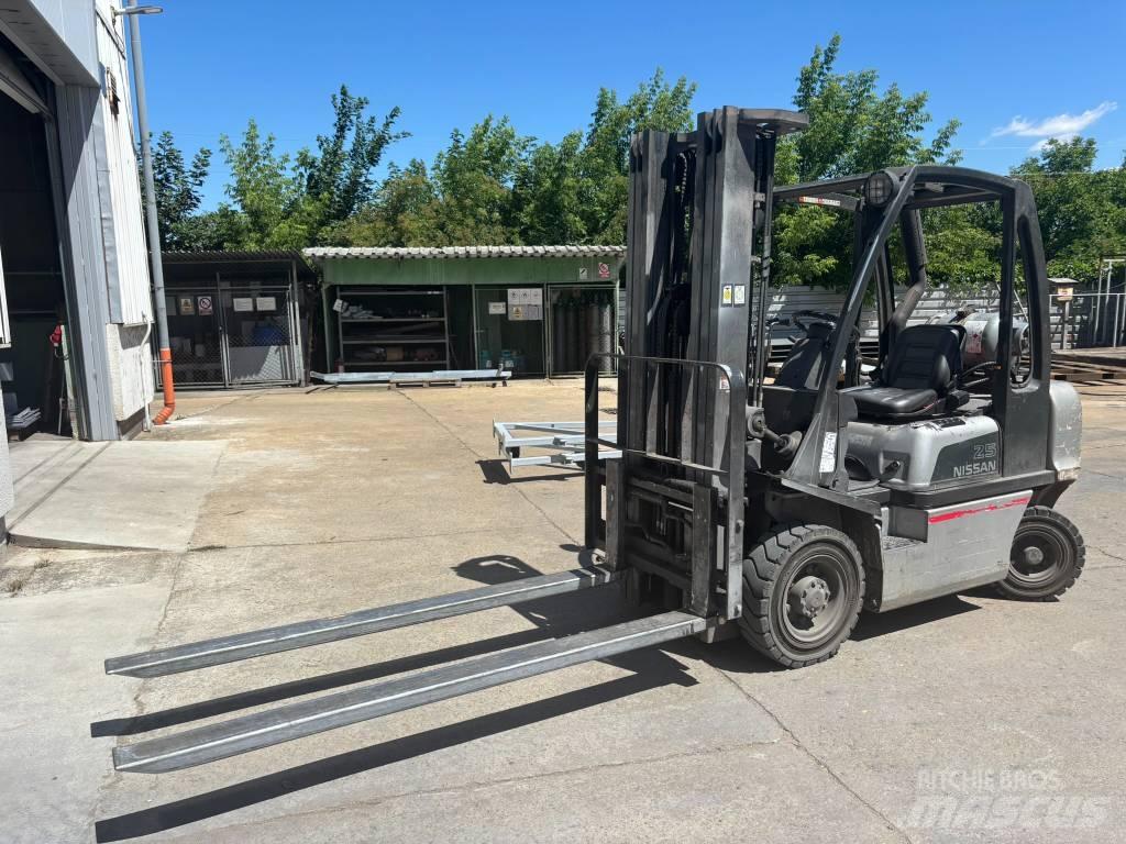 Nissan UD02A25PQ Plinski viličarji