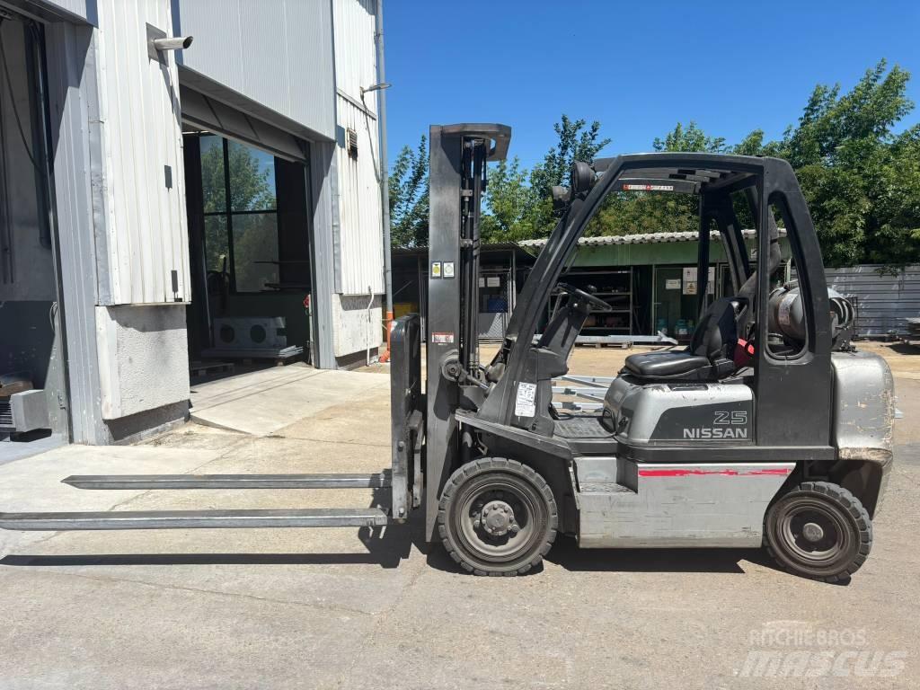 Nissan UD02A25PQ Plinski viličarji