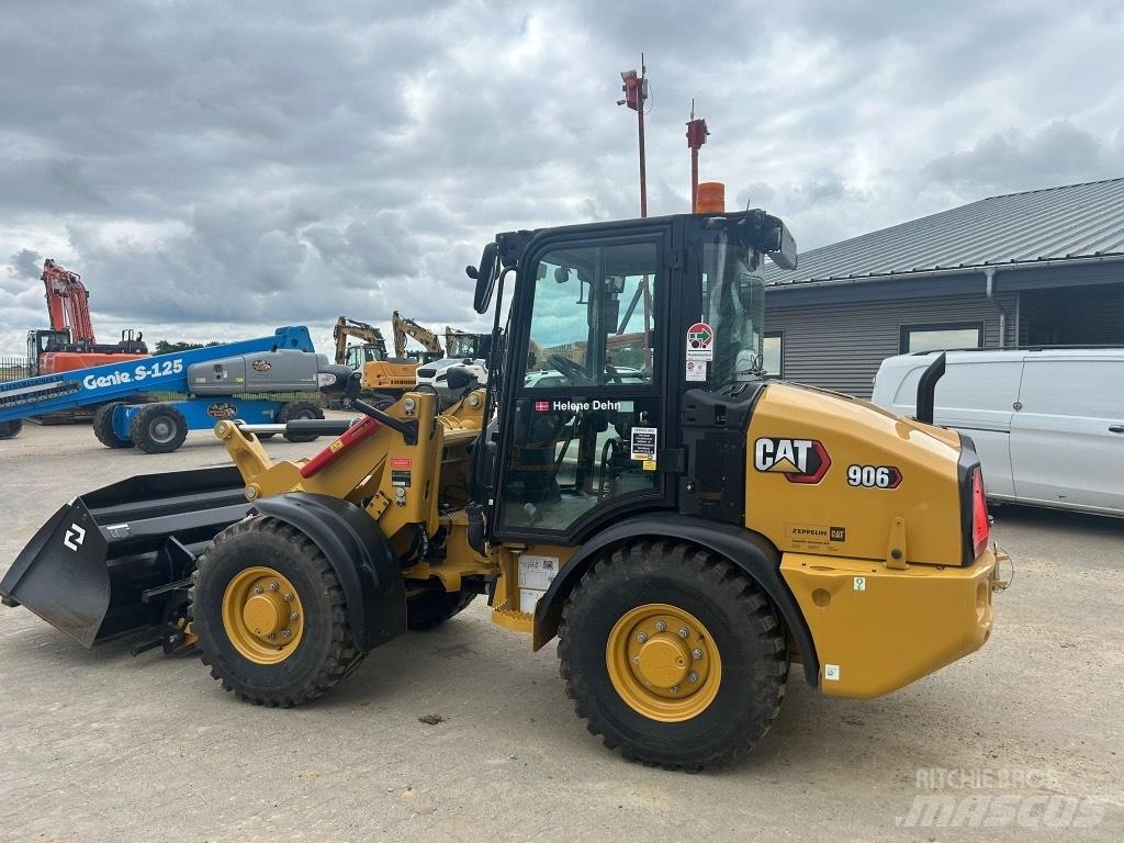 CAT 906 Kolesni nakladalci