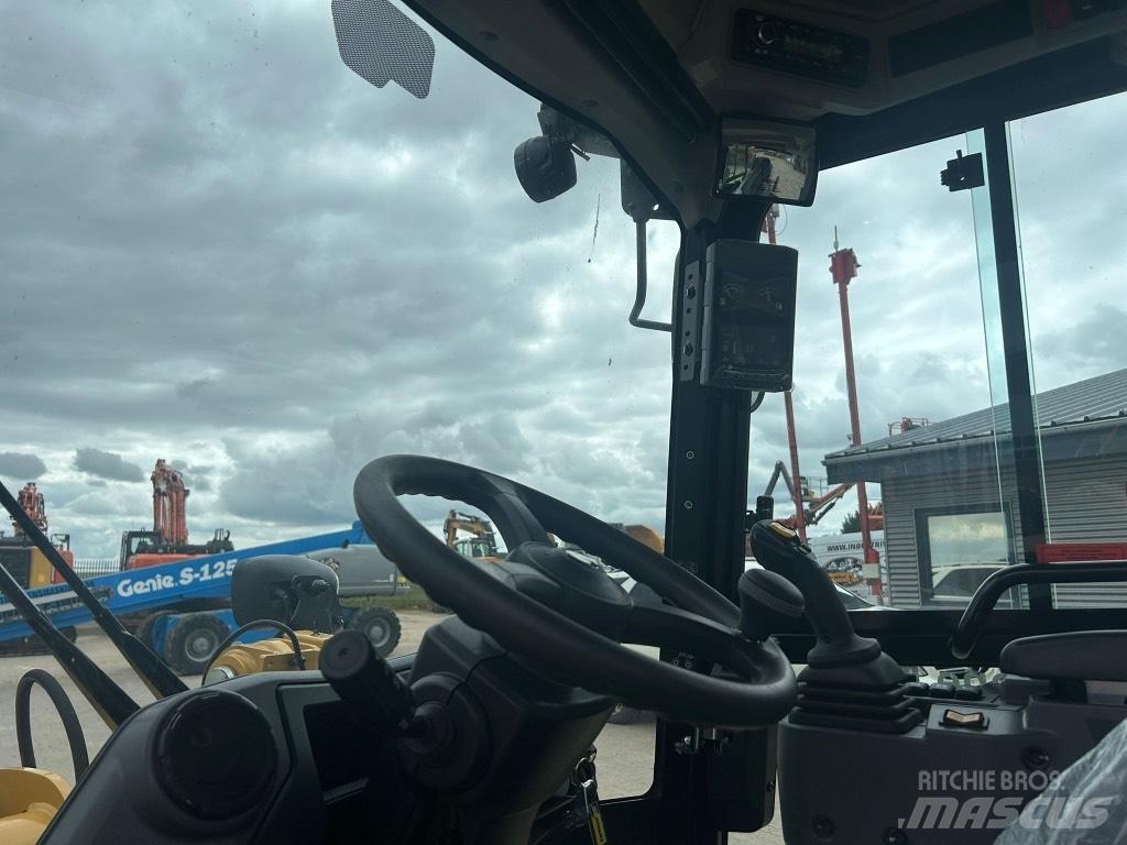 CAT 906 Kolesni nakladalci