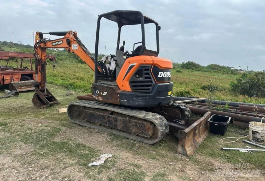 Doosan DX50 Bagri goseničarji