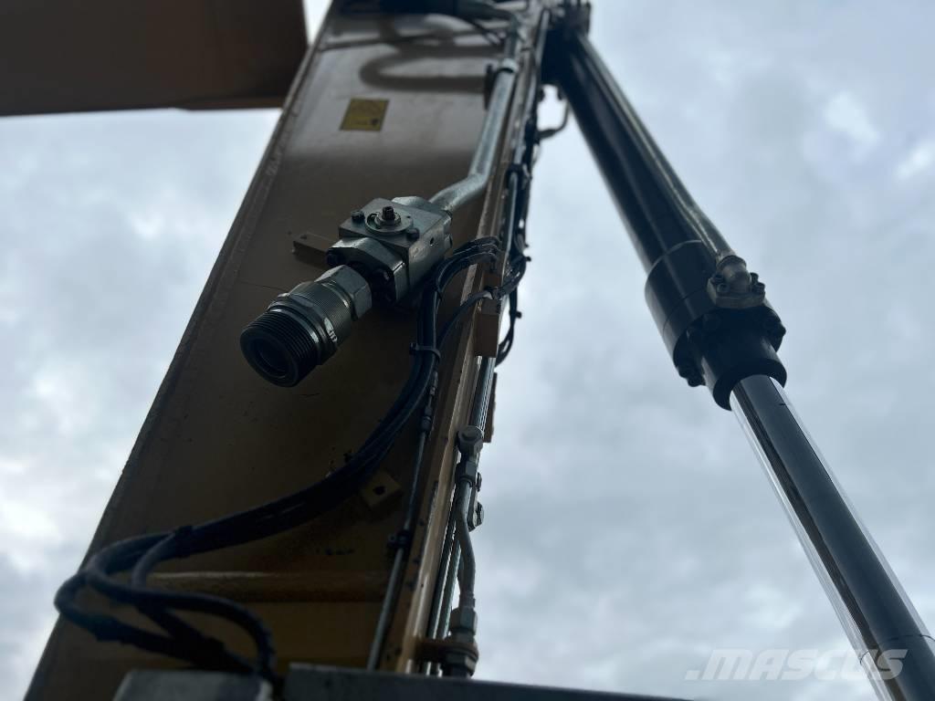 CAT M318F Bagri na kolesih