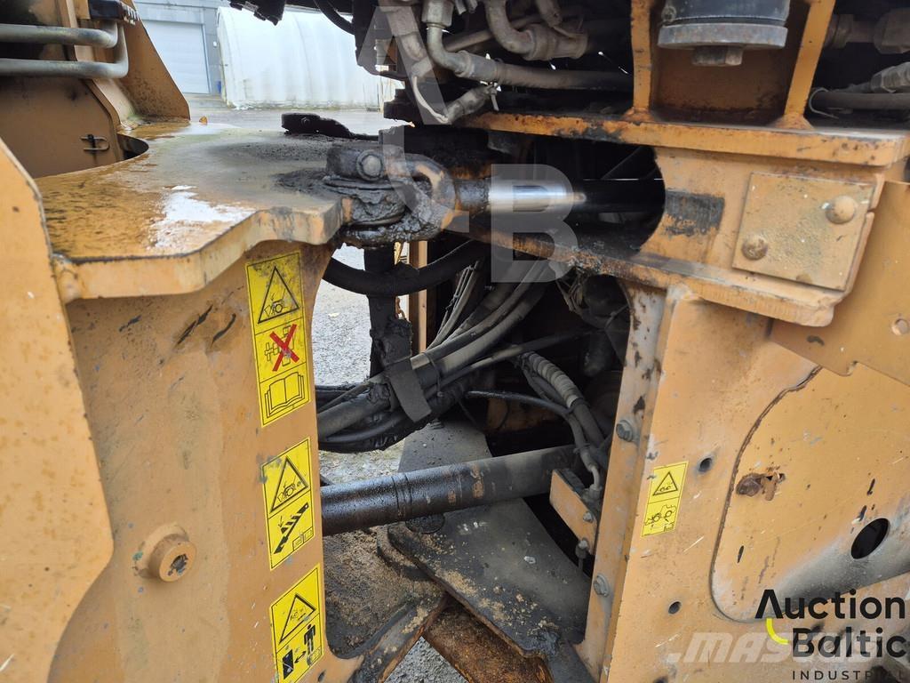 CASE 621 D Kolesni nakladalci