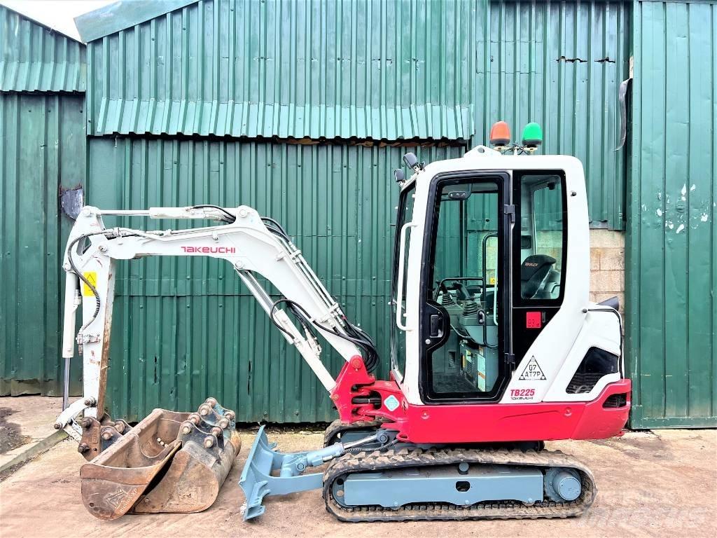 Takeuchi TB225 Mini bagri <7t