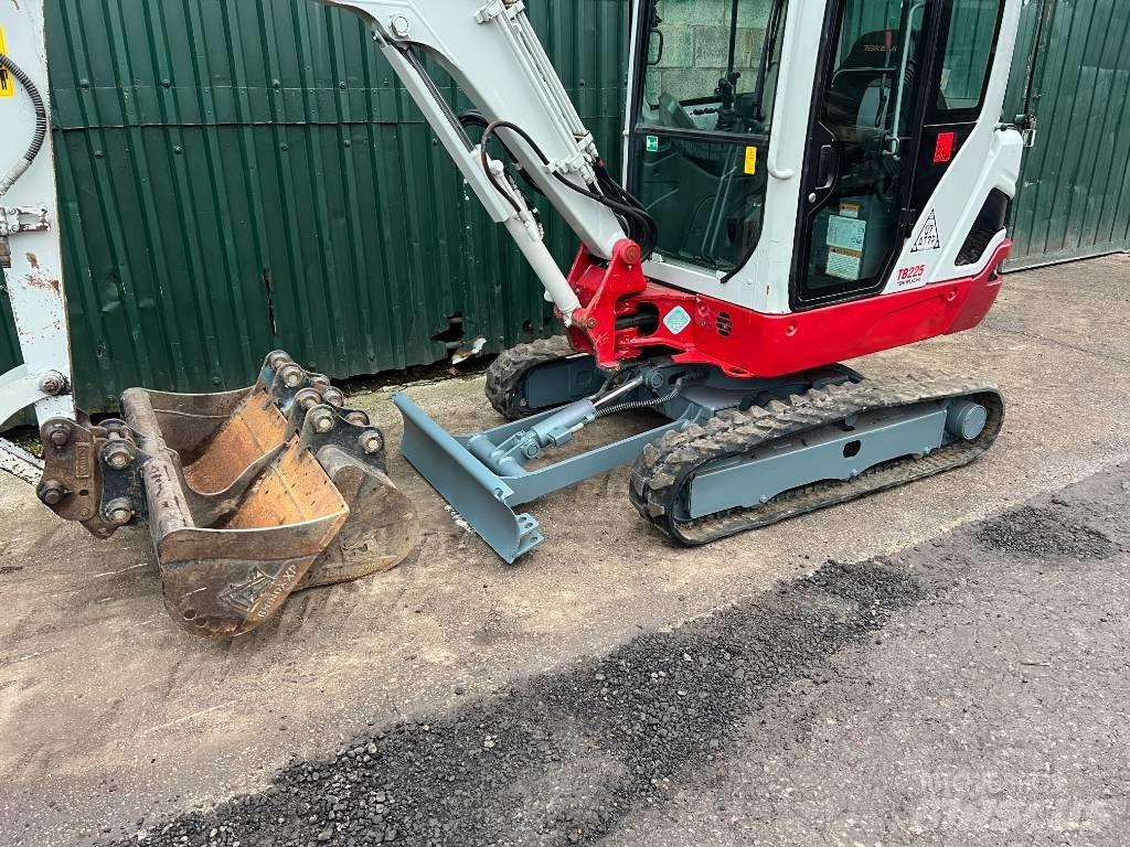 Takeuchi TB225 Mini bagri <7t