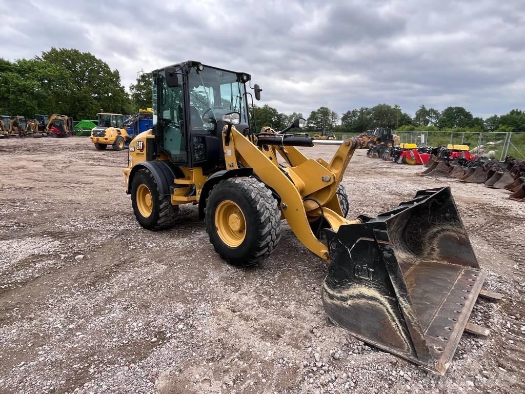 CAT 908M Kolesni nakladalci