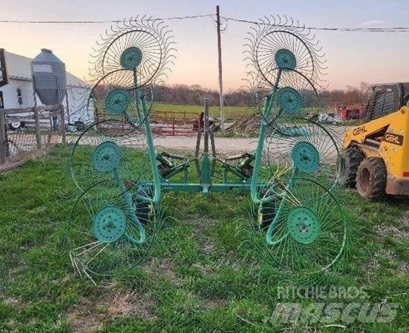 John Deere 702 Obračalniki in zgrabljalniki