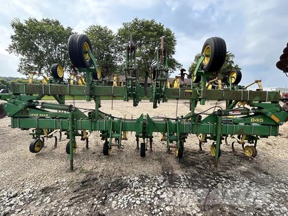 John Deere 845 Medvrstni kultivatorji