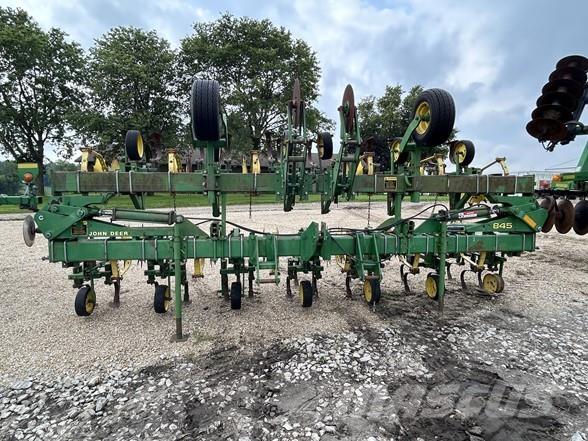 John Deere 845 Medvrstni kultivatorji
