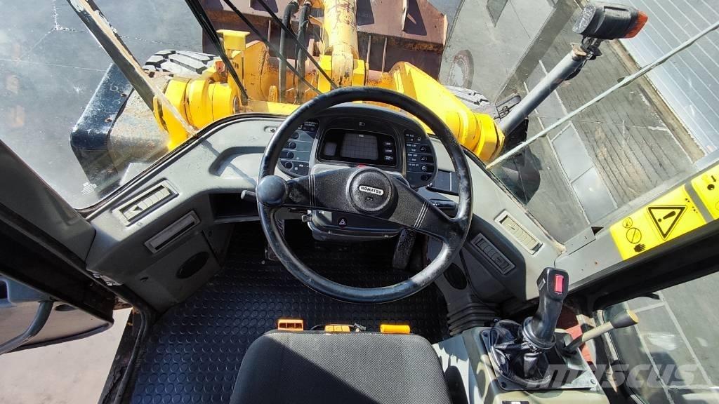 Komatsu WA 270-3 Kolesni nakladalci