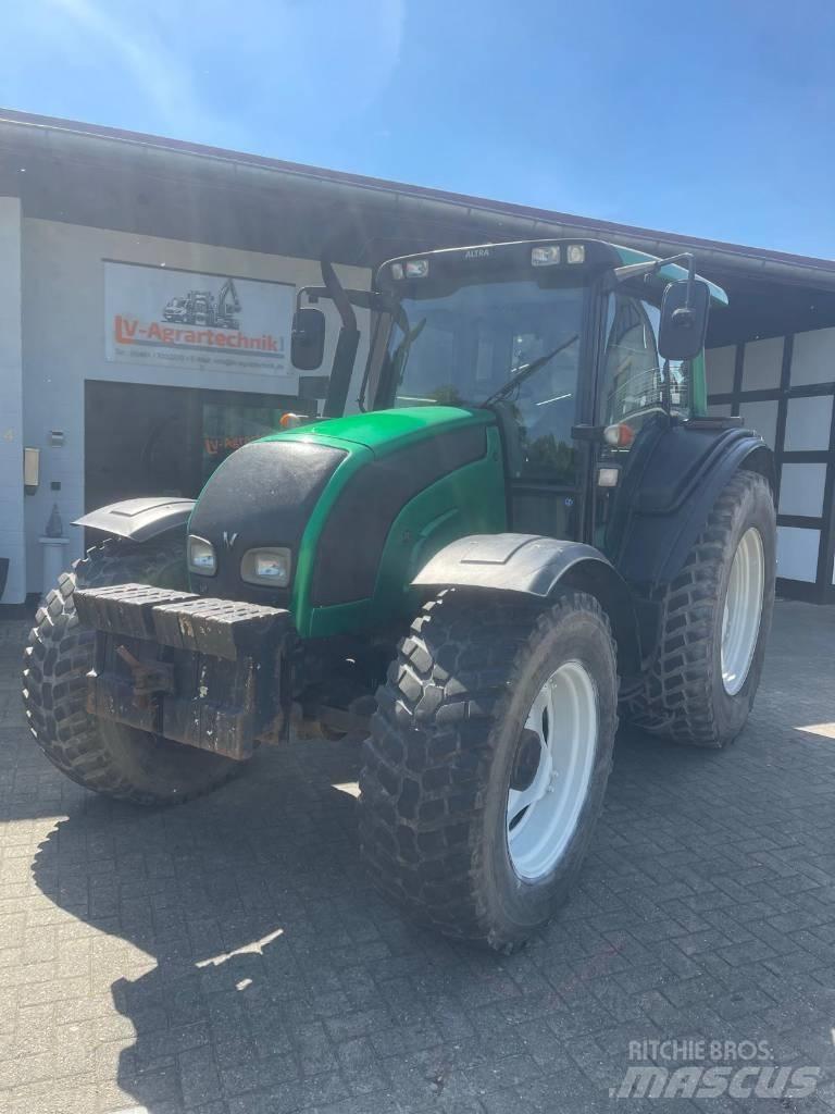 Valtra N 141 Traktorji