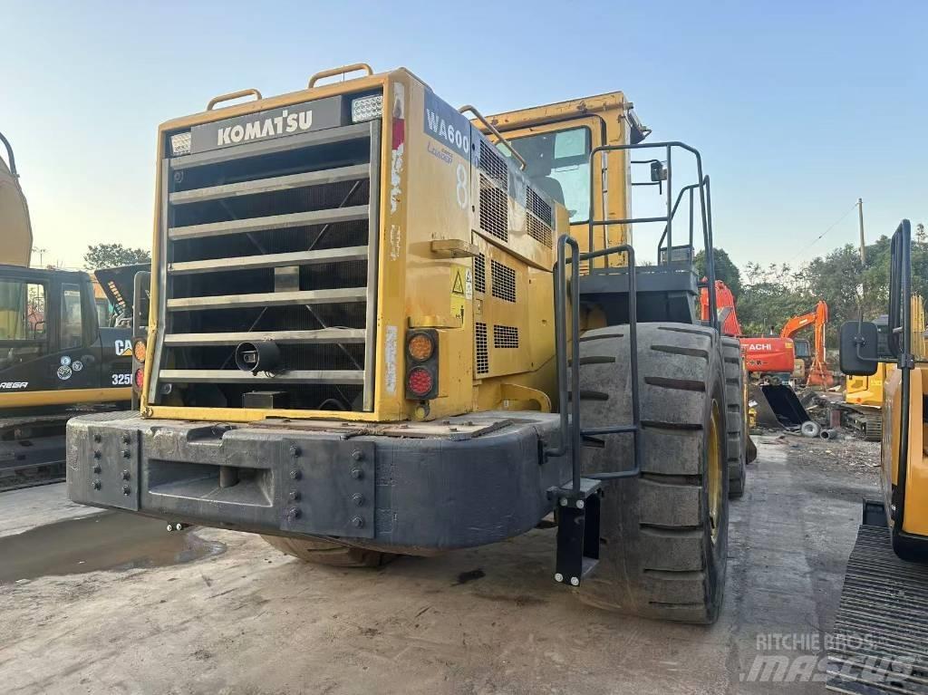 Komatsu WA 600 Kolesni nakladalci