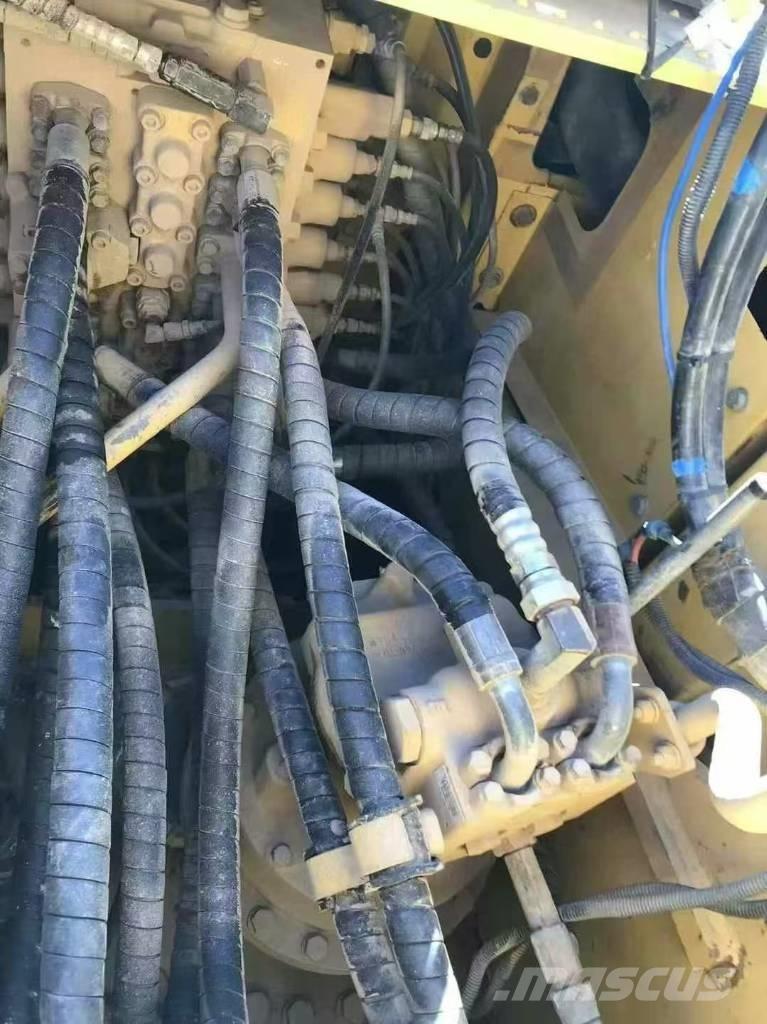 Komatsu PC 210 Bagri goseničarji