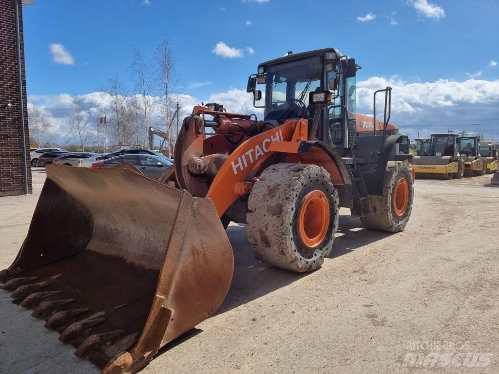 Hitachi ZW 220 Kolesni nakladalci
