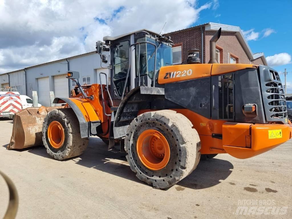 Hitachi ZW 220 Kolesni nakladalci