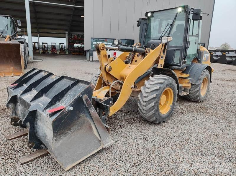 CAT 908 Kolesni nakladalci