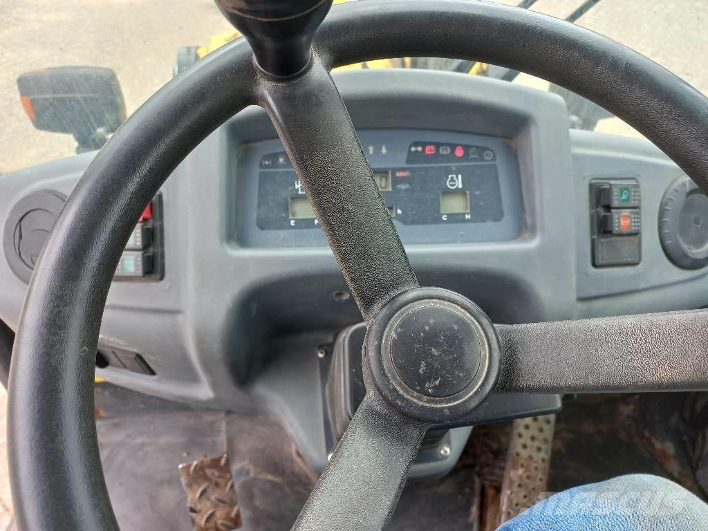 Komatsu WA 80-6 Kolesni nakladalci