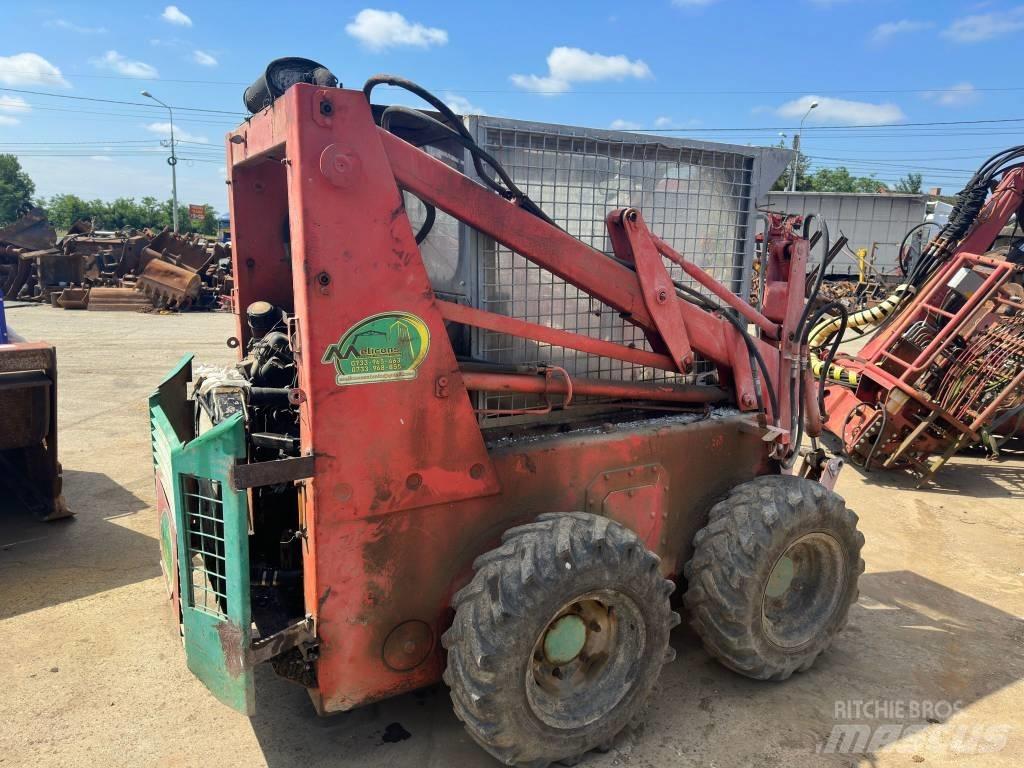 Unirak 600 Skid steer mini nakladalci