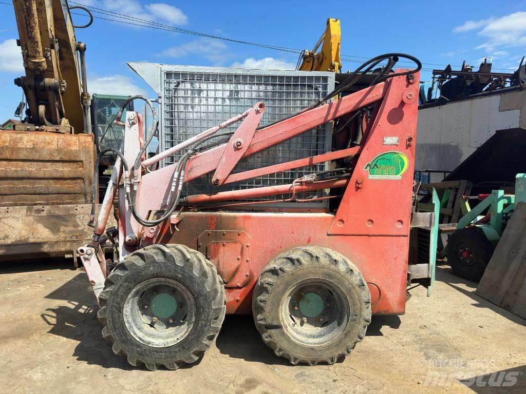 Unirak 600 Skid steer mini nakladalci