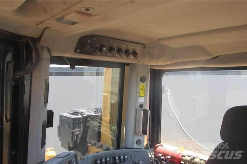 CAT D9T Buldožerji goseničarji