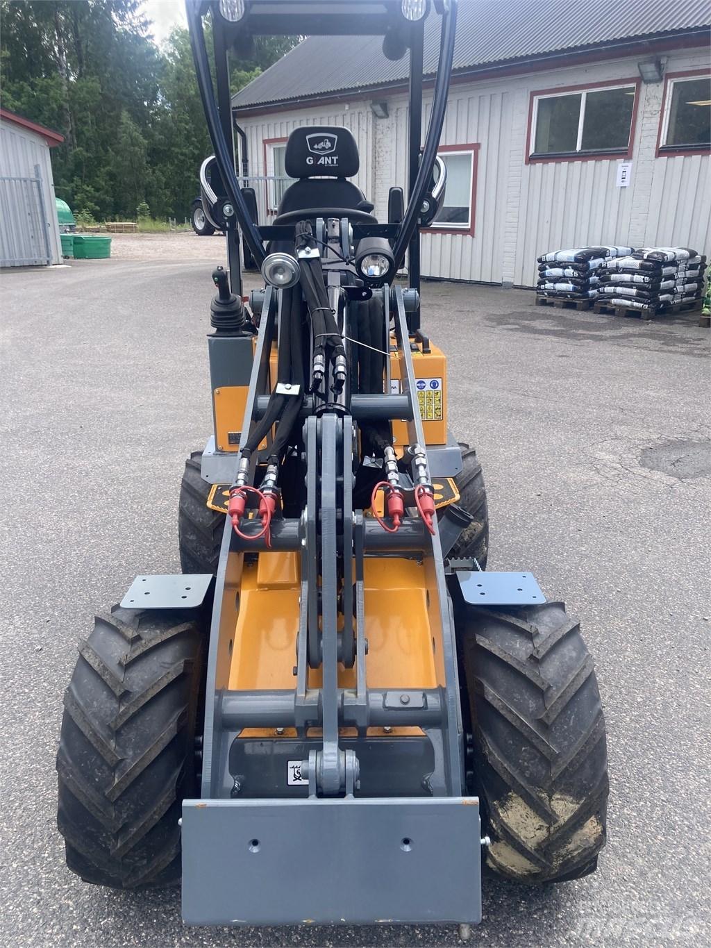 GiANT G1100 Večnamenski nakladalci