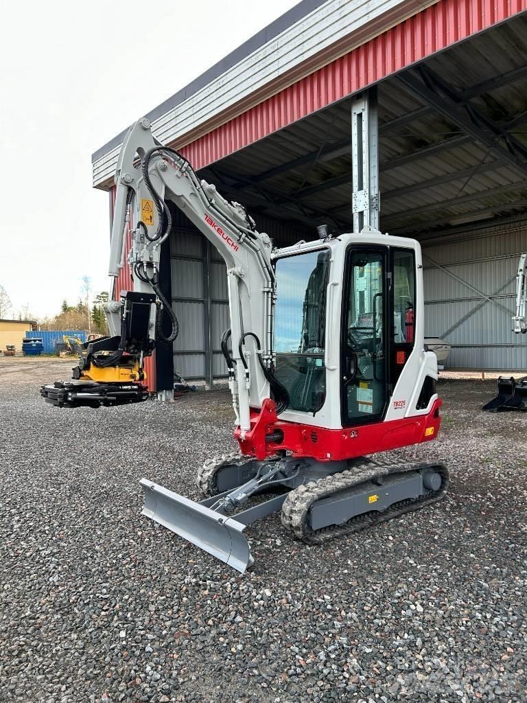 Takeuchi TB225 Mini bagri <7t