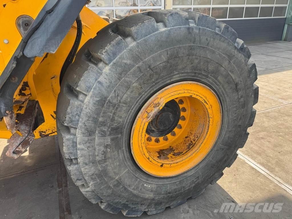 JCB 457 Kolesni nakladalci