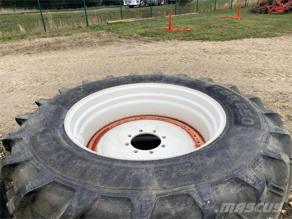 Kuhn 600/65R38 Gume, kolesa in platišča