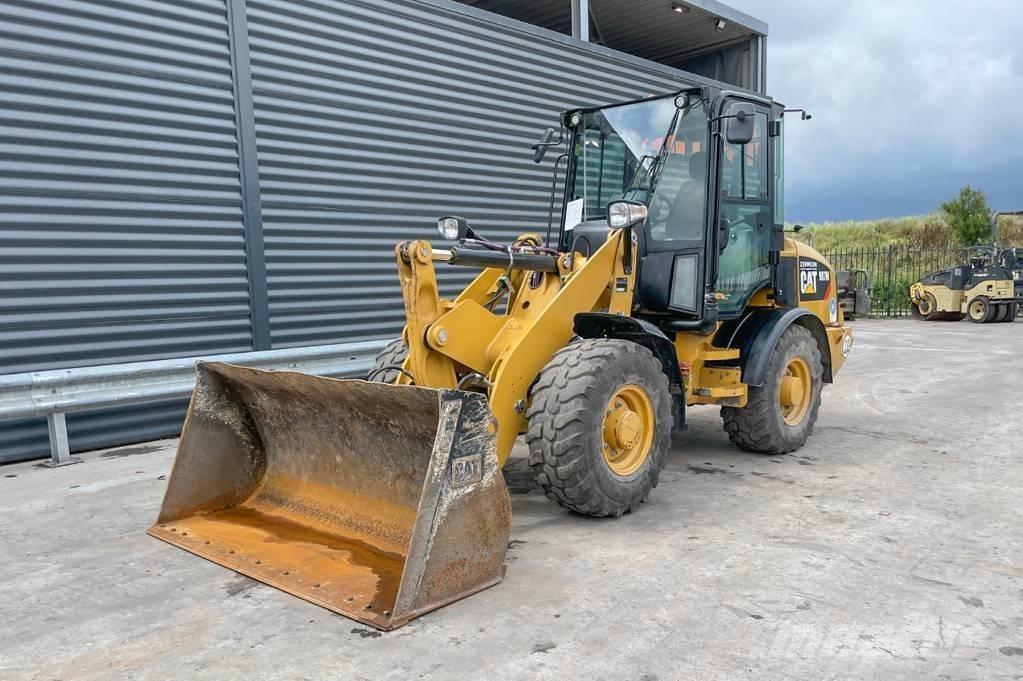 CAT 907M Kolesni nakladalci