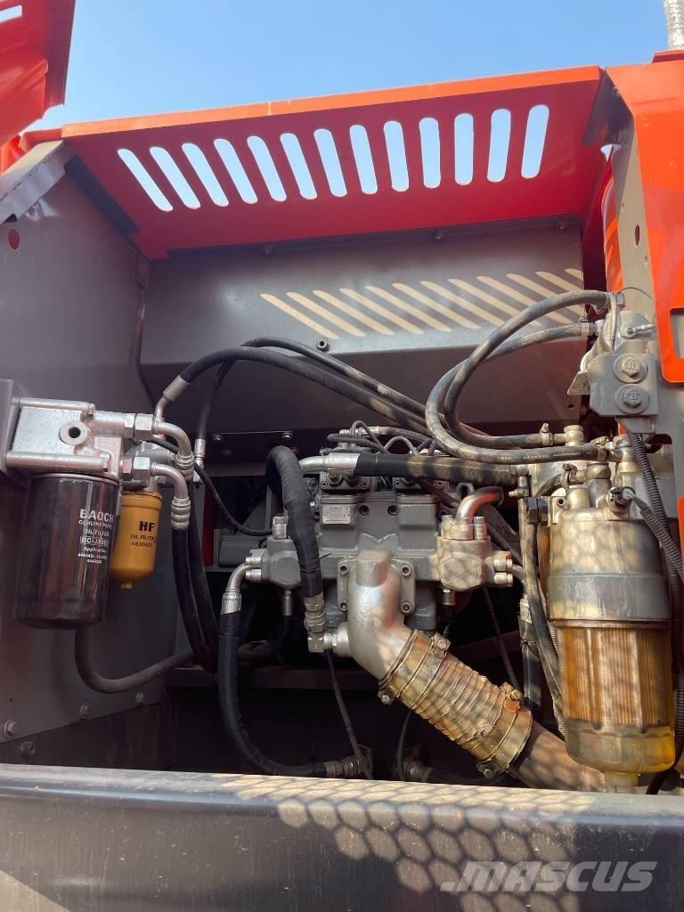 Hitachi ZX 210 Bagri goseničarji