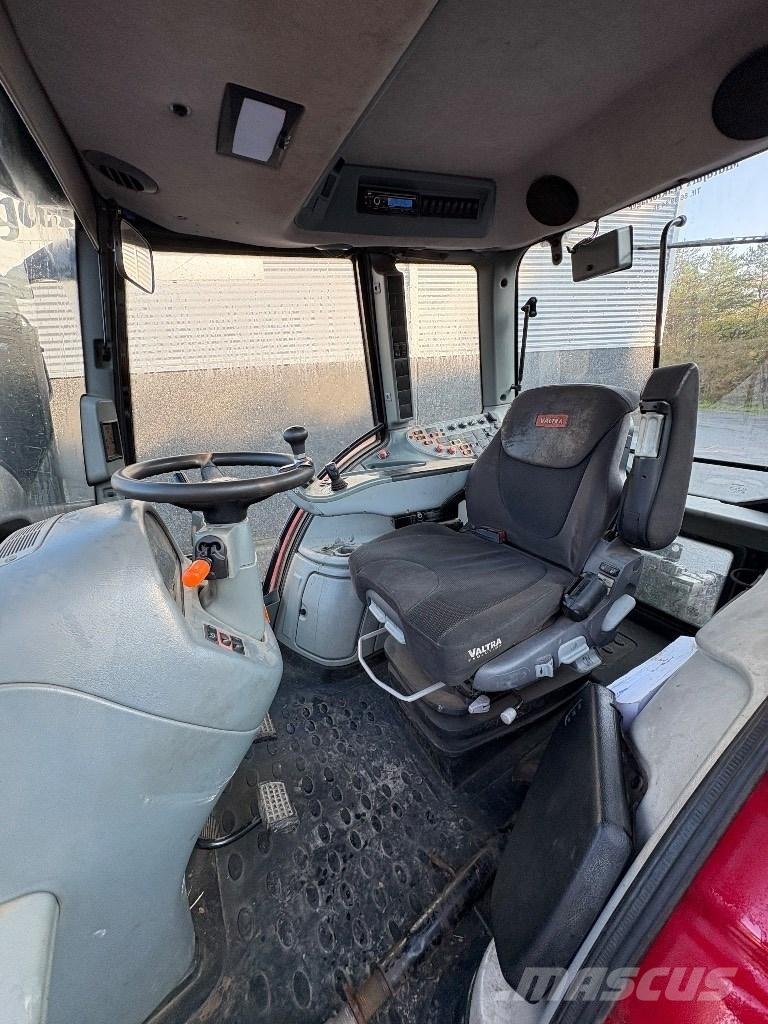 Valtra N 143 Traktorji