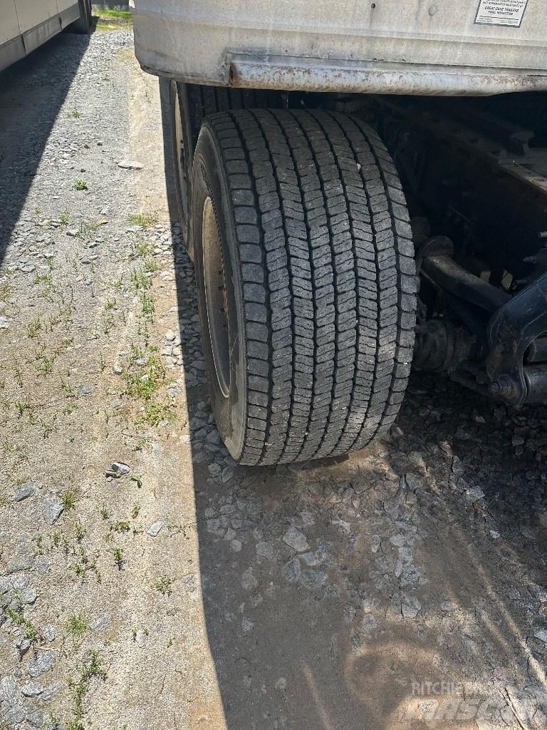 Volvo D11 Tovornjaki zabojniki