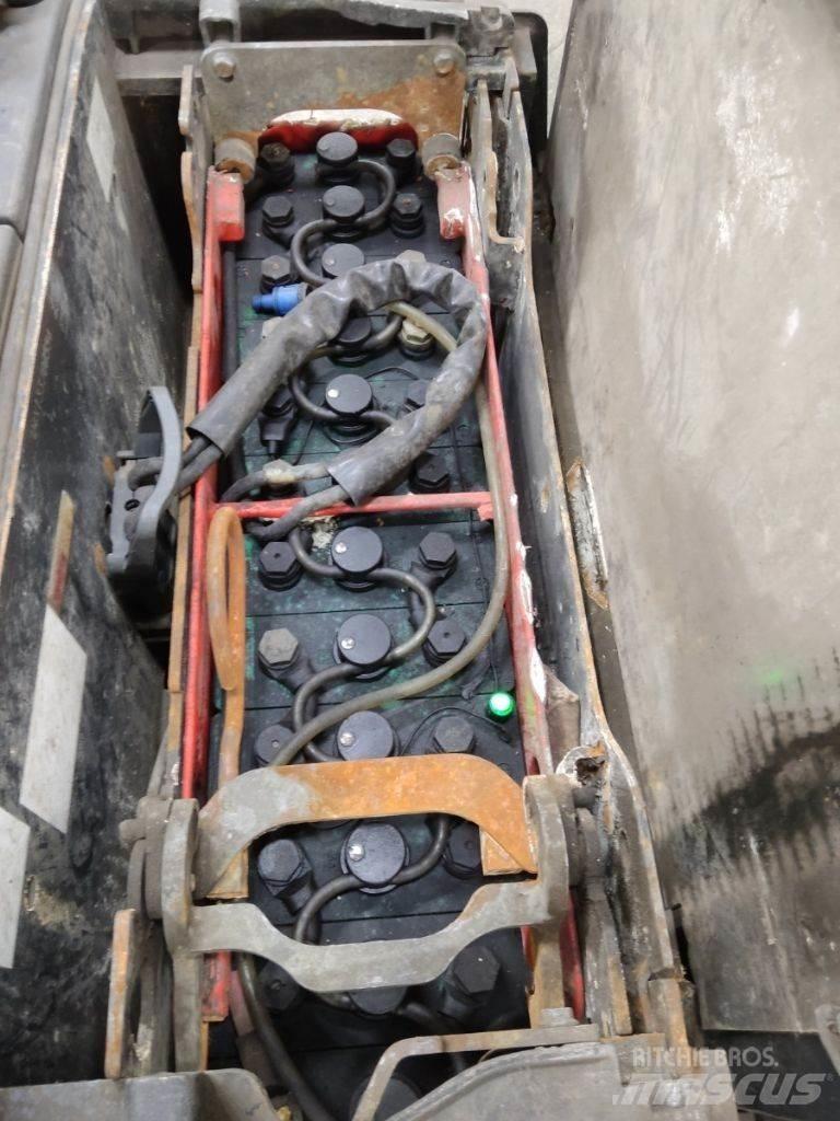 Linde D12P Ročni električni viličar