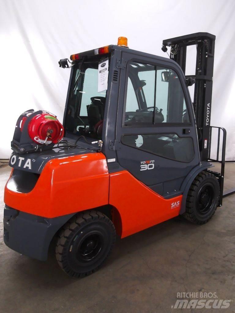 Toyota 02-8FGF30 Plinski viličarji