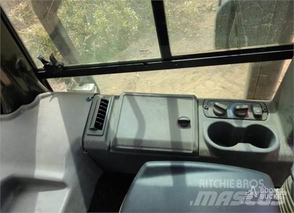 CAT D3 Buldožerji goseničarji