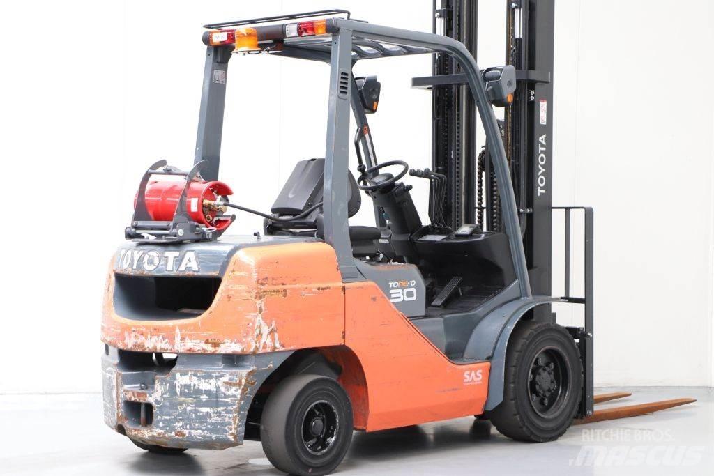 Toyota 02-8FGF30 Plinski viličarji