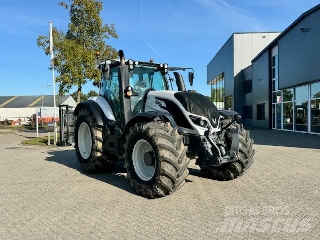 Valtra T214 Versu Traktorji