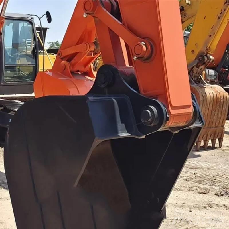 Hitachi ZX 210 Bagri goseničarji