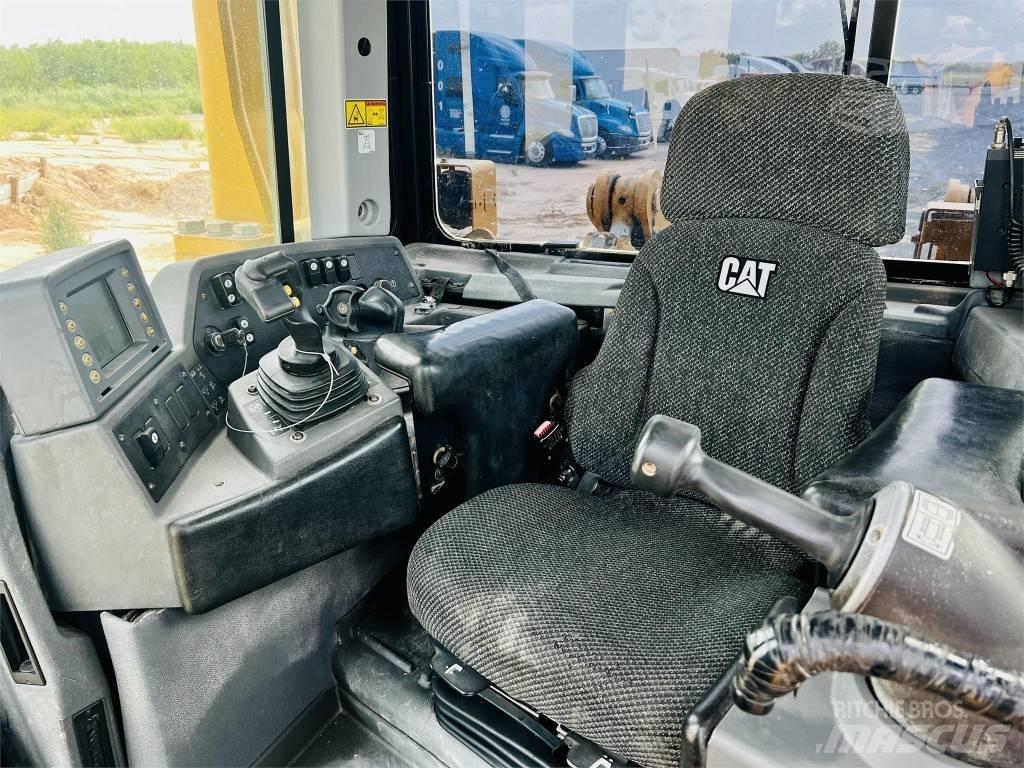 CAT D 8 T Buldožerji goseničarji