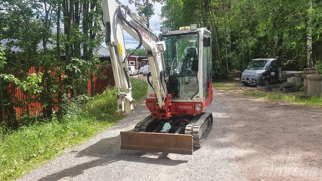 Takeuchi TB230 Mini bagri <7t