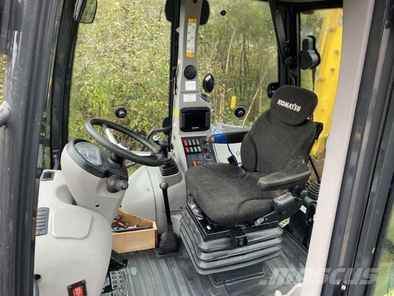 Komatsu WB 93 R-8 Rovokopači