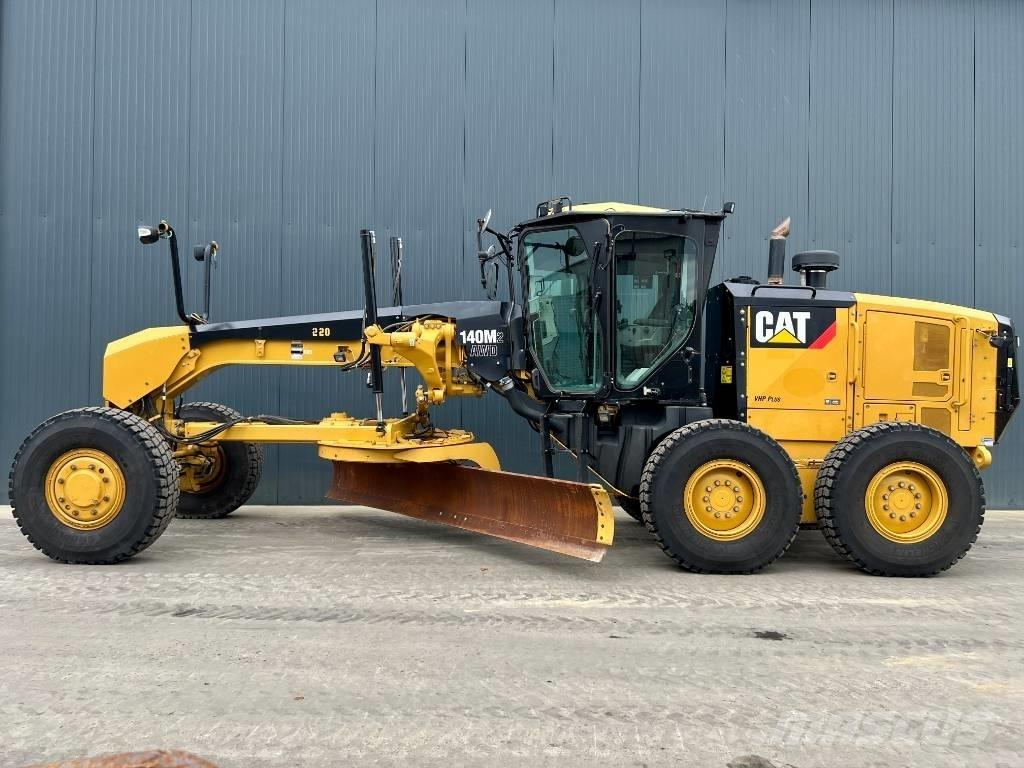 CAT 140M2 AWD Grederji