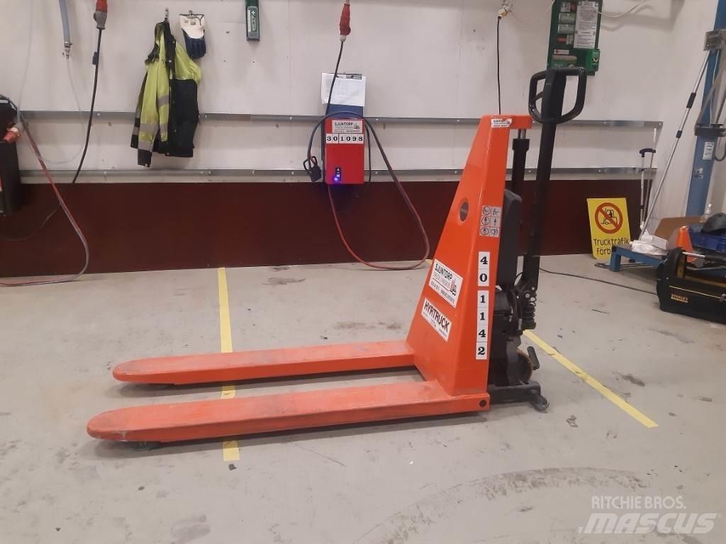 BT HHL100 Električni nizko dvižni viličar