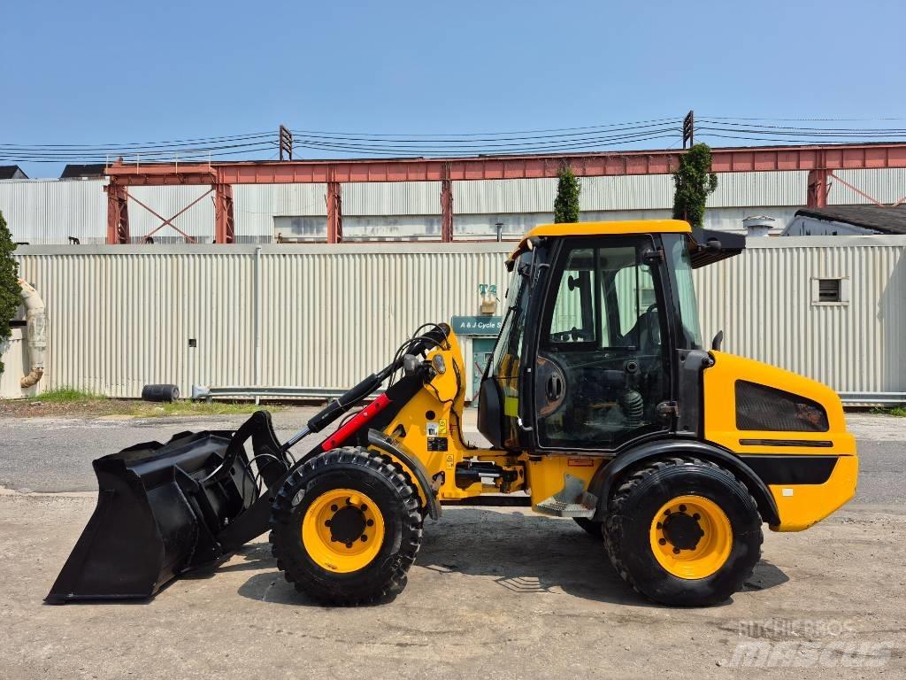 JCB 407 Kolesni nakladalci