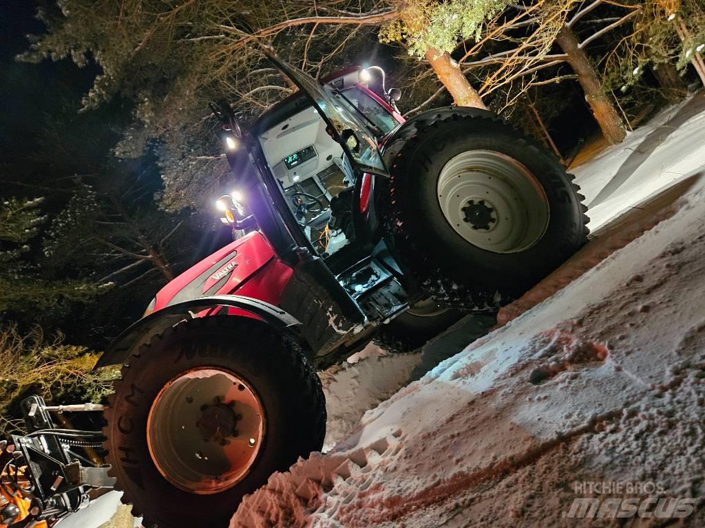 Valtra N154 Traktorji