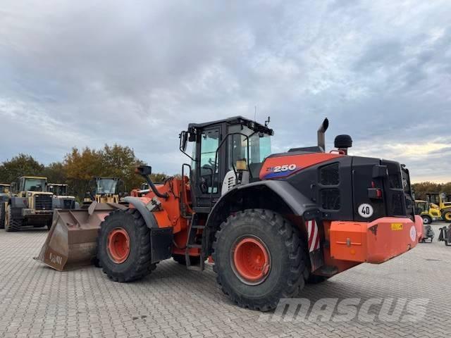 Hitachi ZW 250-6 Kolesni nakladalci