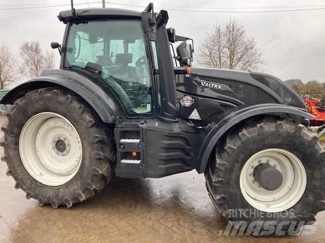 Valtra T214 Versu Traktorji