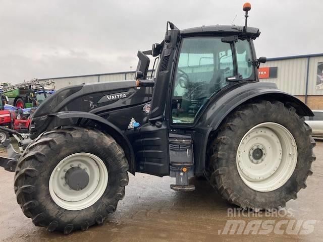 Valtra T214 Versu Traktorji